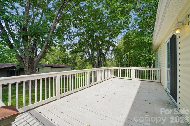303 Meadowbrook Court, Hendersonville, NC 28792