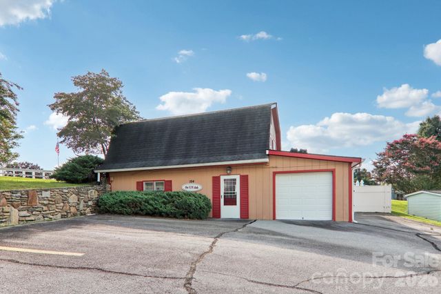 303 Meadowbrook Court, Hendersonville, NC 28792