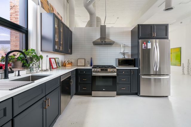 3312 W Belle Plaine Avenue 4, Chicago, IL 60618