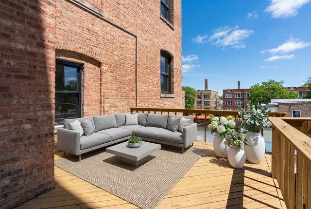 3312 W Belle Plaine Avenue 4, Chicago, IL 60618