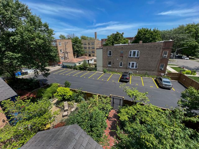 3312 W Belle Plaine Avenue 4, Chicago, IL 60618
