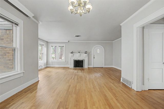 3913 W 4th Street, Fort Worth, TX 76107