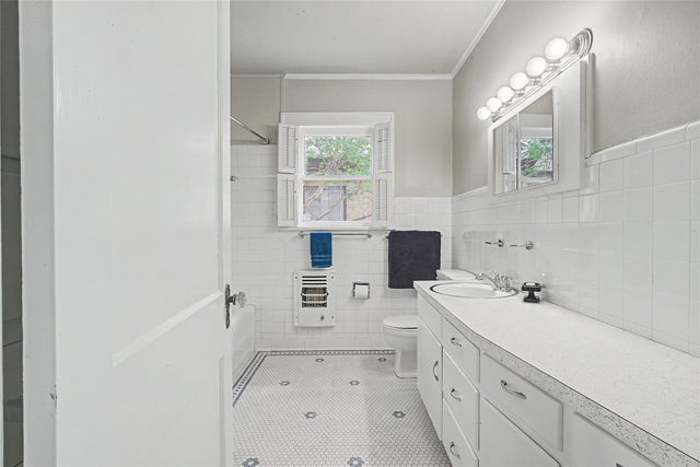 3913 W 4th Street, Fort Worth, TX 76107