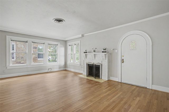 3913 W 4th Street, Fort Worth, TX 76107