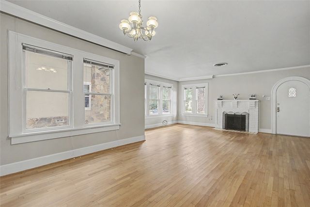 3913 W 4th Street, Fort Worth, TX 76107