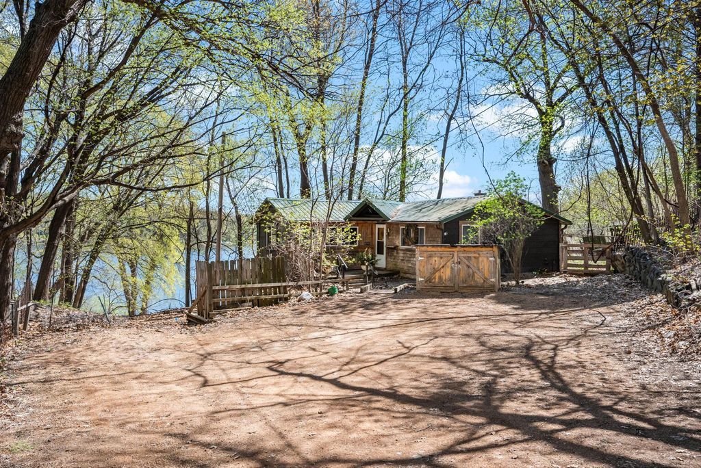 6701 Mohawk Drive, Chanhassen, MN 55317