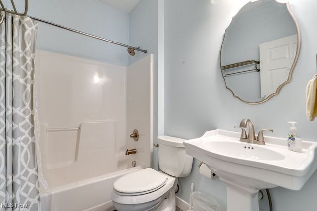 2286 Bent Branch Court, Akron, OH 44333