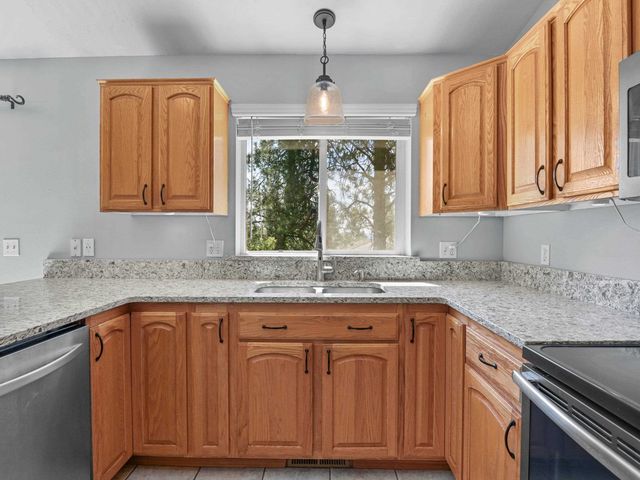 7902 E Woodland Park Dr, Spokane, WA 99212