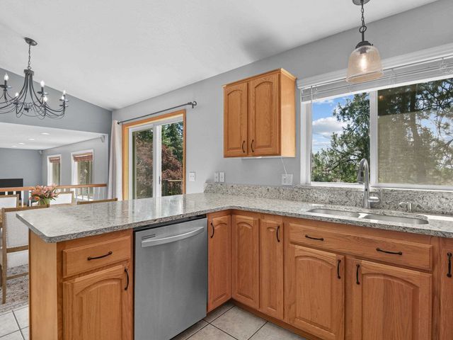 7902 E Woodland Park Dr, Spokane, WA 99212