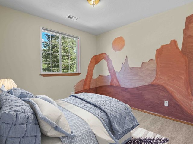 7902 E Woodland Park Dr, Spokane, WA 99212