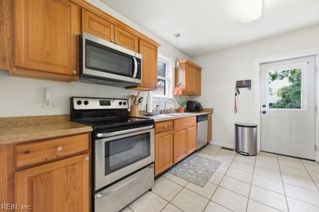 25 Gibson RD, Hampton, VA 23669