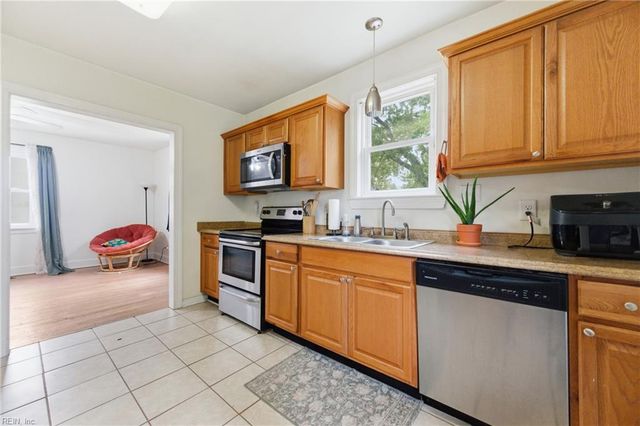 25 Gibson RD, Hampton, VA 23669