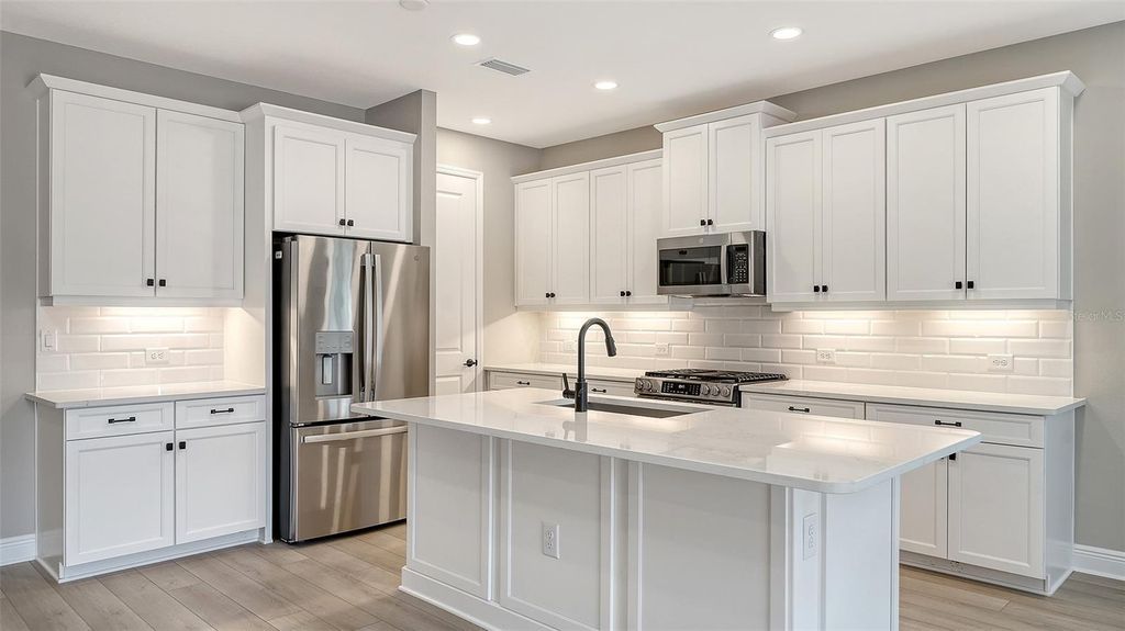 Image 12 of property listing at 8201 SCARLETBUSH DRIVE, Sarasota, FL 34240