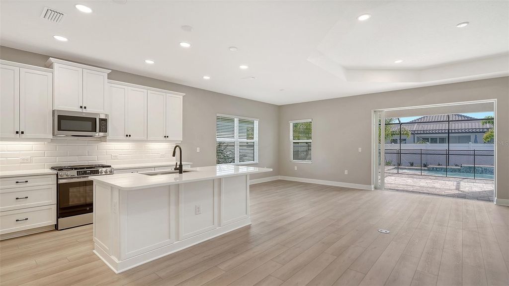 Image 14 of property listing at 8201 SCARLETBUSH DRIVE, Sarasota, FL 34240