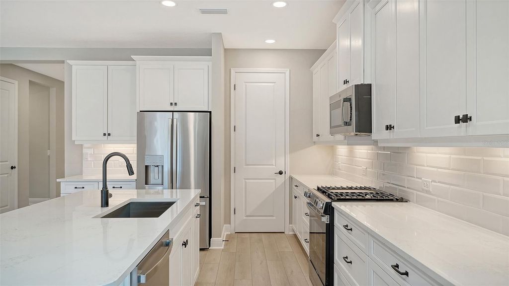 Image 15 of property listing at 8201 SCARLETBUSH DRIVE, Sarasota, FL 34240