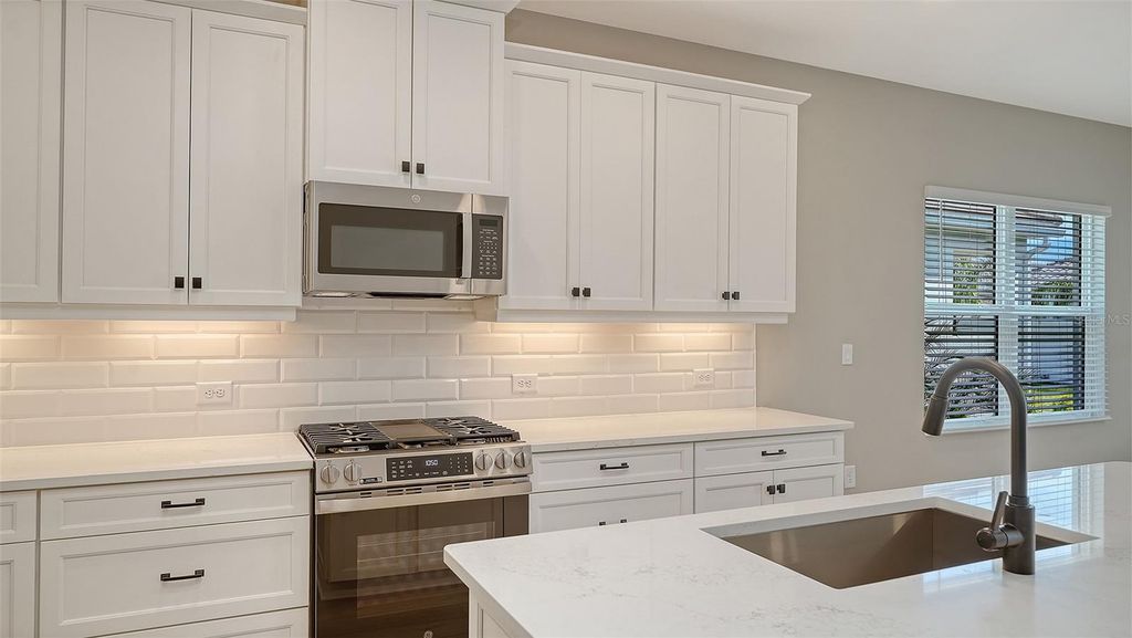 Image 18 of property listing at 8201 SCARLETBUSH DRIVE, Sarasota, FL 34240