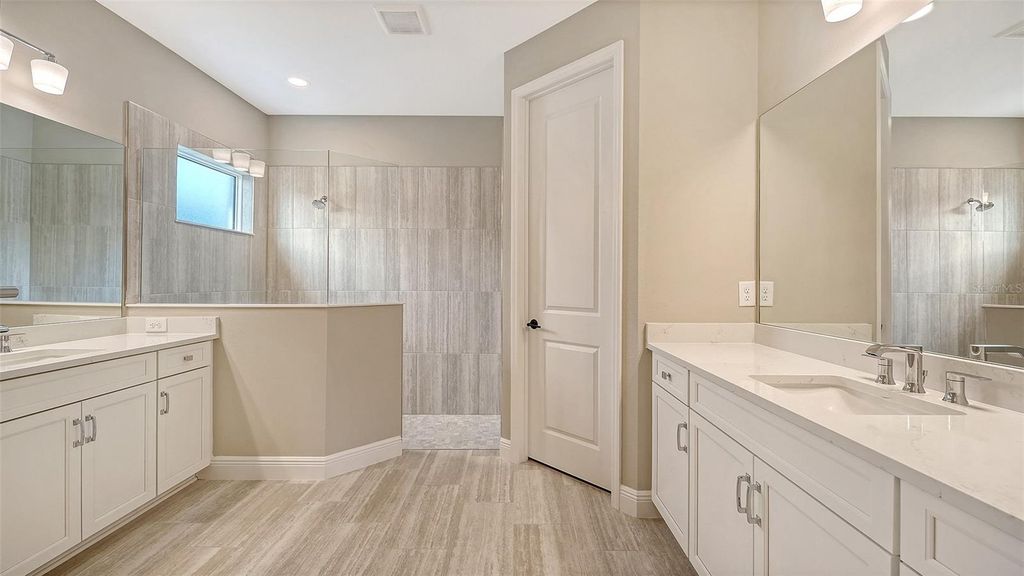 Image 22 of property listing at 8201 SCARLETBUSH DRIVE, Sarasota, FL 34240