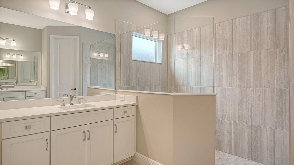 Image 23 of property listing at 8201 SCARLETBUSH DRIVE, Sarasota, FL 34240