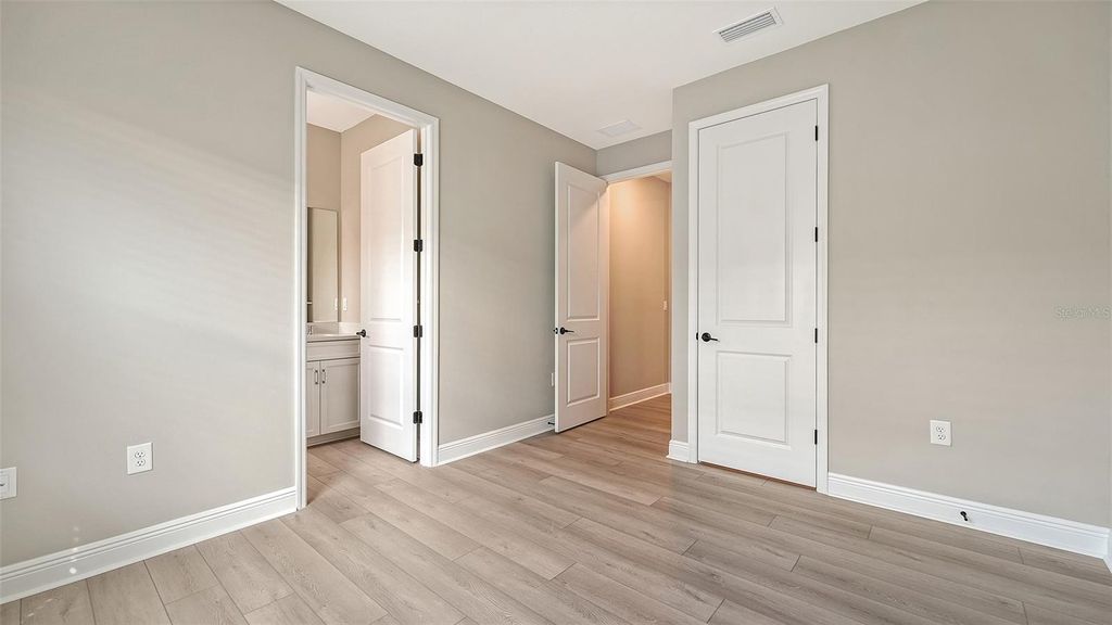 Image 31 of property listing at 8201 SCARLETBUSH DRIVE, Sarasota, FL 34240