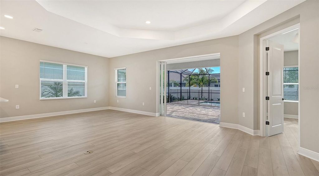 Image 5 of property listing at 8201 SCARLETBUSH DRIVE, Sarasota, FL 34240