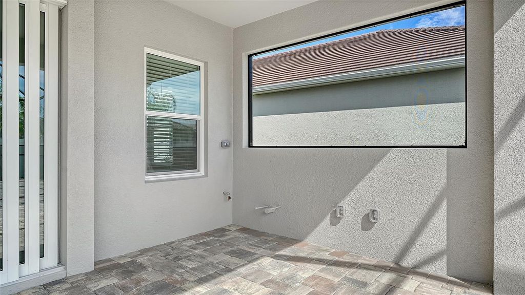 Image 9 of property listing at 8201 SCARLETBUSH DRIVE, Sarasota, FL 34240