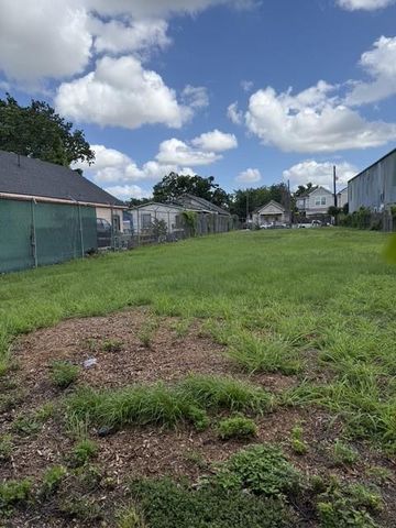 2323 Everett Street, Houston, TX 77009
