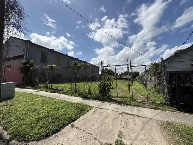 2323 Everett Street, Houston, TX 77009