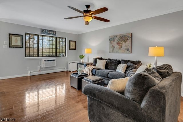 2 Foxwood Dr E, Morris Plains Boro, NJ 07950