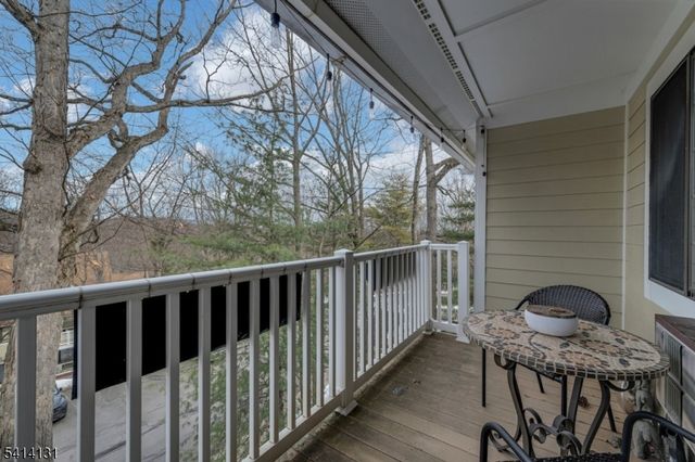 2 Foxwood Dr E, Morris Plains Boro, NJ 07950