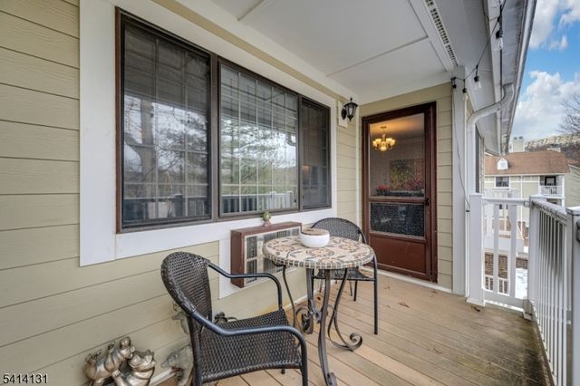 2 Foxwood Dr E, Morris Plains Boro, NJ 07950