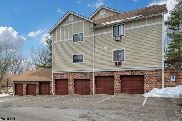 2 Foxwood Dr E, Morris Plains Boro, NJ 07950