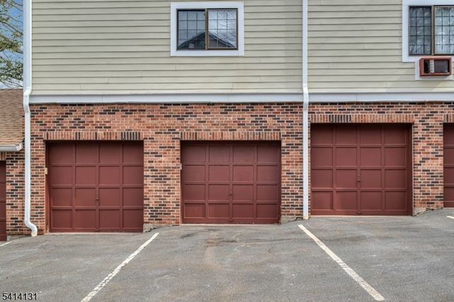 2 Foxwood Dr E, Morris Plains Boro, NJ 07950