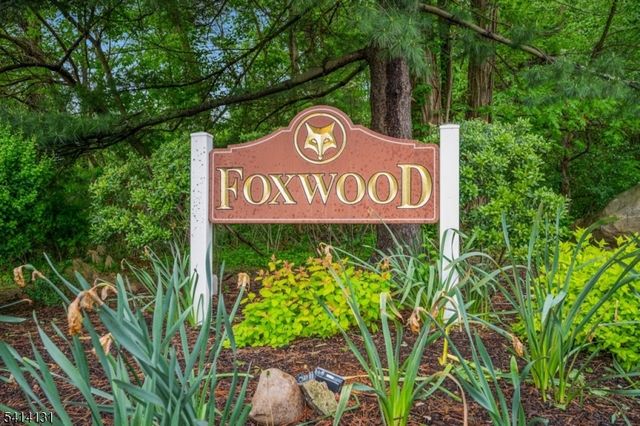 2 Foxwood Dr E, Morris Plains Boro, NJ 07950