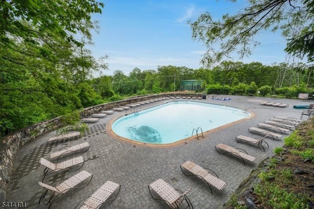 2 Foxwood Dr E, Morris Plains Boro, NJ 07950