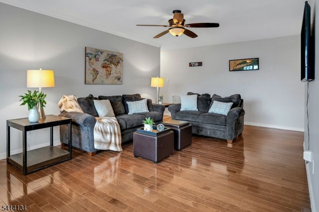 2 Foxwood Dr E, Morris Plains Boro, NJ 07950