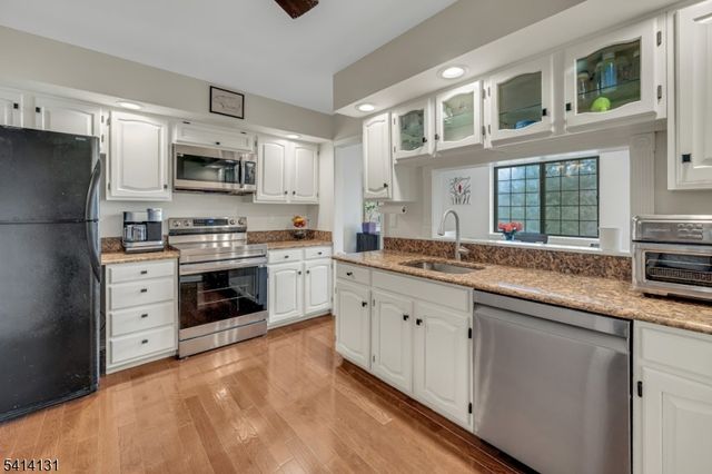 2 Foxwood Dr E, Morris Plains Boro, NJ 07950