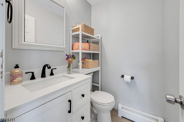 2 Foxwood Dr E, Morris Plains Boro, NJ 07950