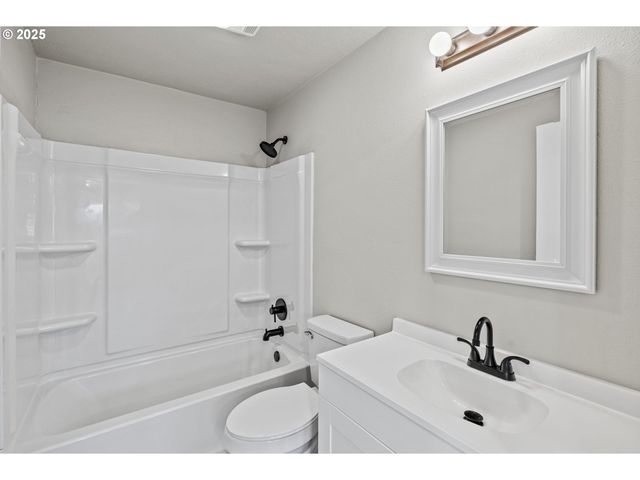 231 HOLCOMB SPUR Rd, Kelso, WA 98626