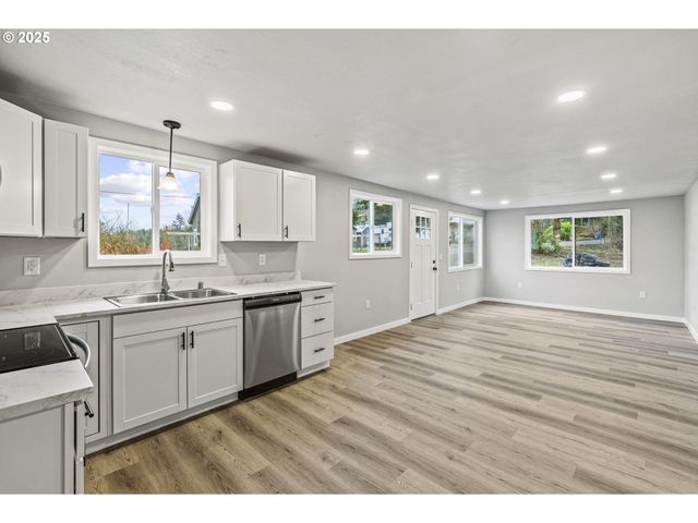 231 HOLCOMB SPUR Rd, Kelso, WA 98626