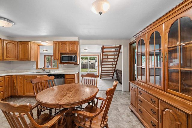 1248 APRIL LANE, Green Bay, WI 54304