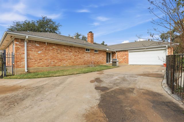 1607 Arrowhead Drive, Pantego, TX 76013