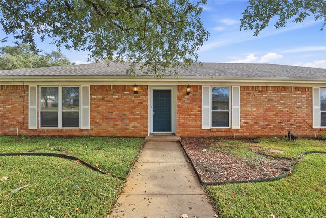 1607 Arrowhead Drive, Pantego, TX 76013