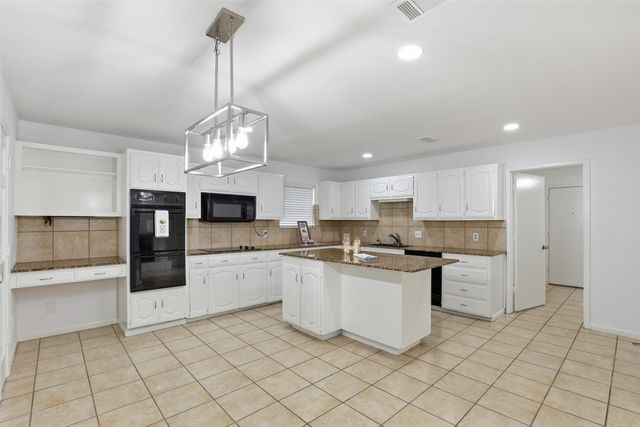 1607 Arrowhead Drive, Pantego, TX 76013