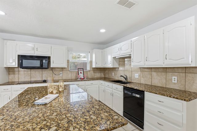 1607 Arrowhead Drive, Pantego, TX 76013