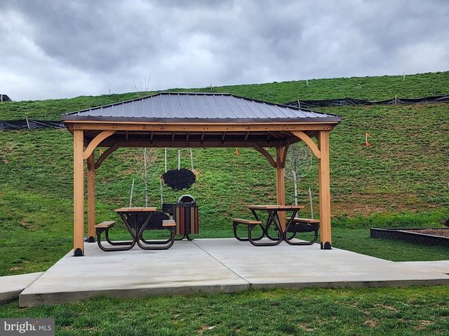 69 CRAMSFORD ST, Falling Waters, WV 25419