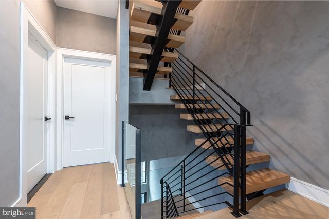 2320 SANSOM ST, Philadelphia, PA 19103