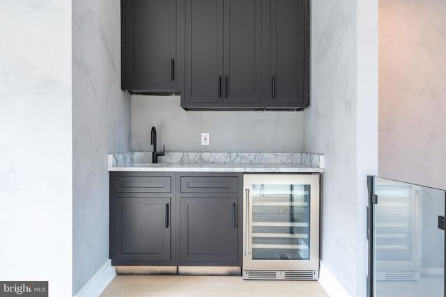 2320 SANSOM ST, Philadelphia, PA 19103