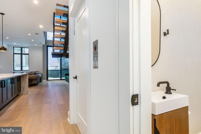 2320 SANSOM ST, Philadelphia, PA 19103