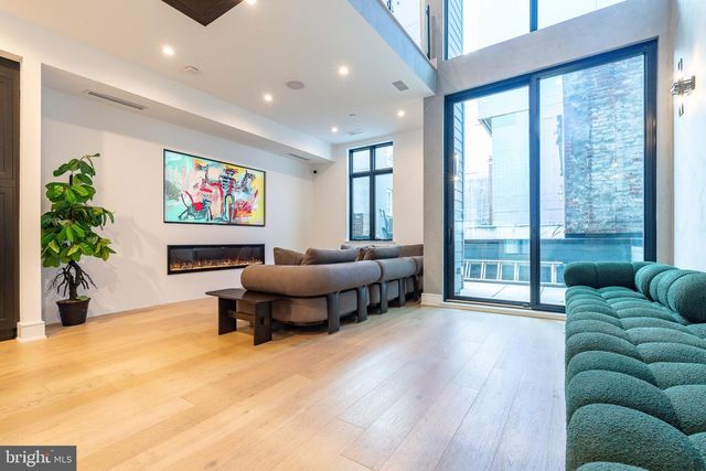 2320 SANSOM ST, Philadelphia, PA 19103