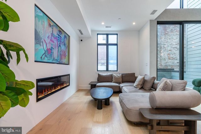 2320 SANSOM ST, Philadelphia, PA 19103